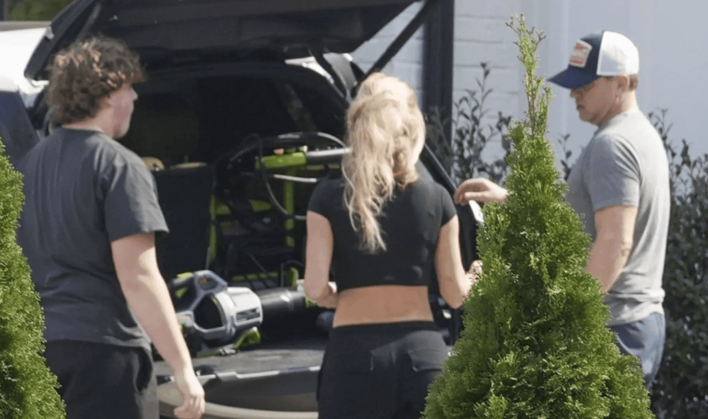 Kim Zolciak goes out with married millionaire Kyle Moetz days after his wife summoned her in a $100 million divorce case! 1 Kim Zolciak goes out with married millionaire Kyle Moetz days after his wife summoned her in a $100 million divorce case!