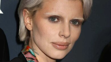 Julia Fox defends her Jackie Kennedy Halloween costume 5 Julia Fox defends her Jackie Kennedy Halloween costume